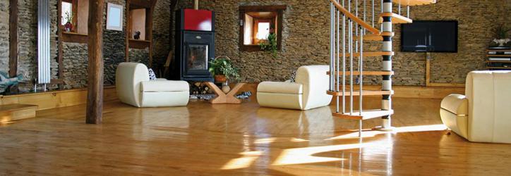Vosky a oleje pro interiér a exteriér Blick auf Parkettboden in Wohnzimmer