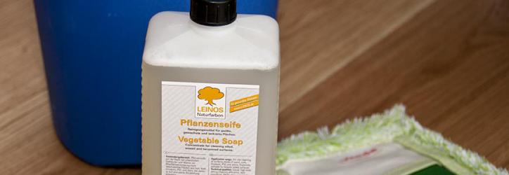 Výrobky pro údržbu a péči o interiér a exteriér Wischeimer mit Reinigungsmittel