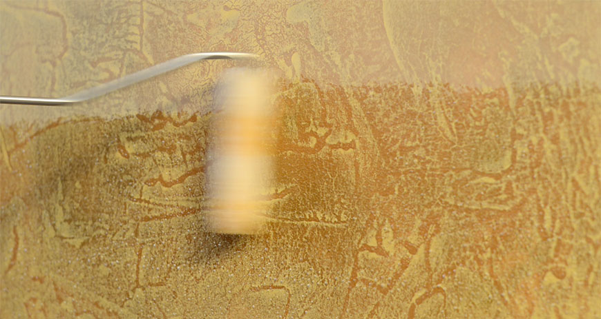 Vintage Finish wird aufgetragen Vintage Finish wird aufgetragen